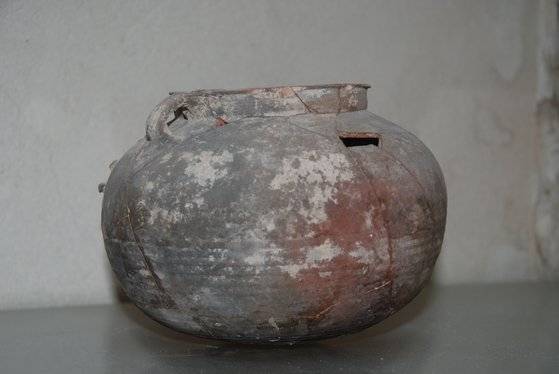 가나의 혼인 잔치 교회에는 2000년 전 예수 당시에 썼던 유물이 군데군데 전시돼 있다. 2000년 전에 포도주 등을 담았던 항아리다. 백성호 기자