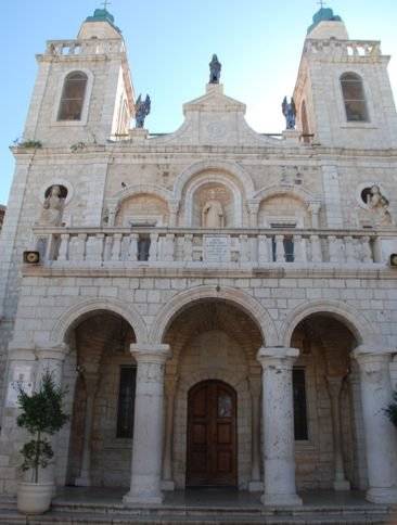 가나 혼인 잔치 교회의 전경. 교회 안에는 2000년 전에 사용했던 유물들도 전시돼 있다.