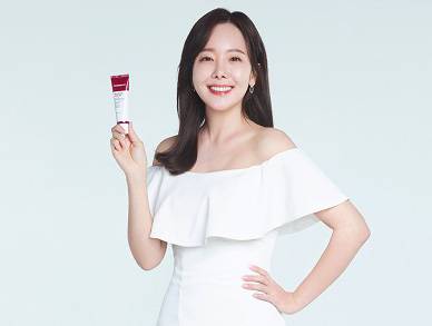 동국제약 `센텔리안24`의 `마데카 크림` 모델 연예인 소유진 씨가 마데카 크림을 손에 들고 포즈를 취하고 있다. [사진 제공 = 동국제약]