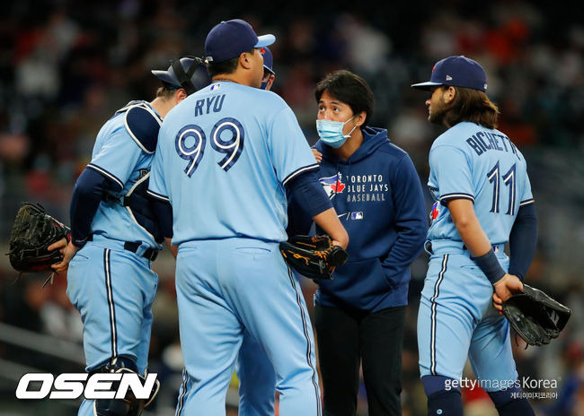 [사진] 류현진과 보 비솃(맨 오른쪽) 2021.05.13 ⓒGettyimages(무단전재 및 재배포 금지)