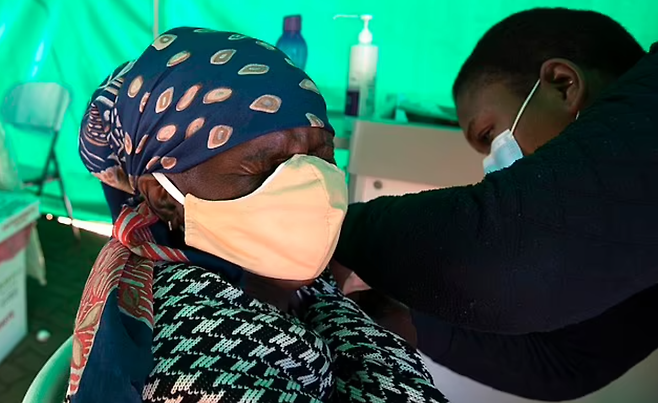지난 5월 남아프리카공화국 요하네스버그에서 백신을 맞고 있는 주민 자료사진(AP 연합뉴스)