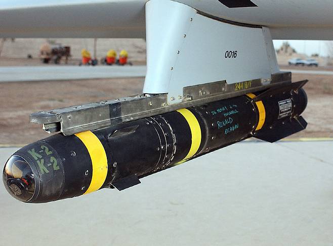 AGM-114R9X는 일반적인 헬파이어 미사일과 달리 폭발물 대신 수 개의 칼날을 내장하고 있으며 미사일의 운동에너지를 이용해 표적을 제거하는 것으로 전해진다. 사진=미 공군
