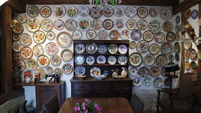 쁘띠프랑스 내 '프랑스 전통주택 전시관'의 모습 200여 년 된 프랑스의 전통가옥을 그대로 들여와 재조립한 주택 전시관이다. 내부에 전시된 생활용품을 통해 프랑스의 의식주 문화를 엿볼 수 있다.