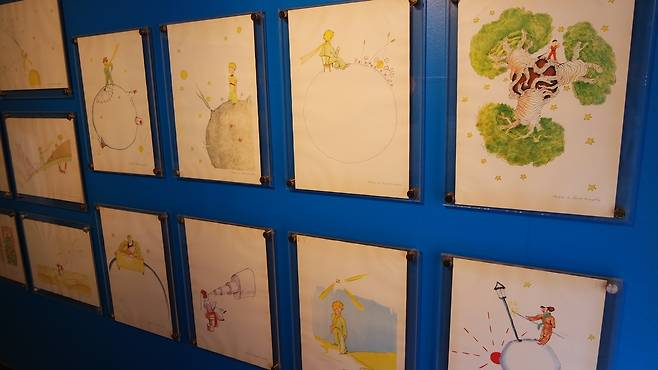 쁘띠프랑스 내 '생텍쥐페리 기념관' 전시품 프랑스 생텍쥐페리 재단을 통해 들여온 '어린 왕자' 삽화 사본들이 전시돼있는 모습.