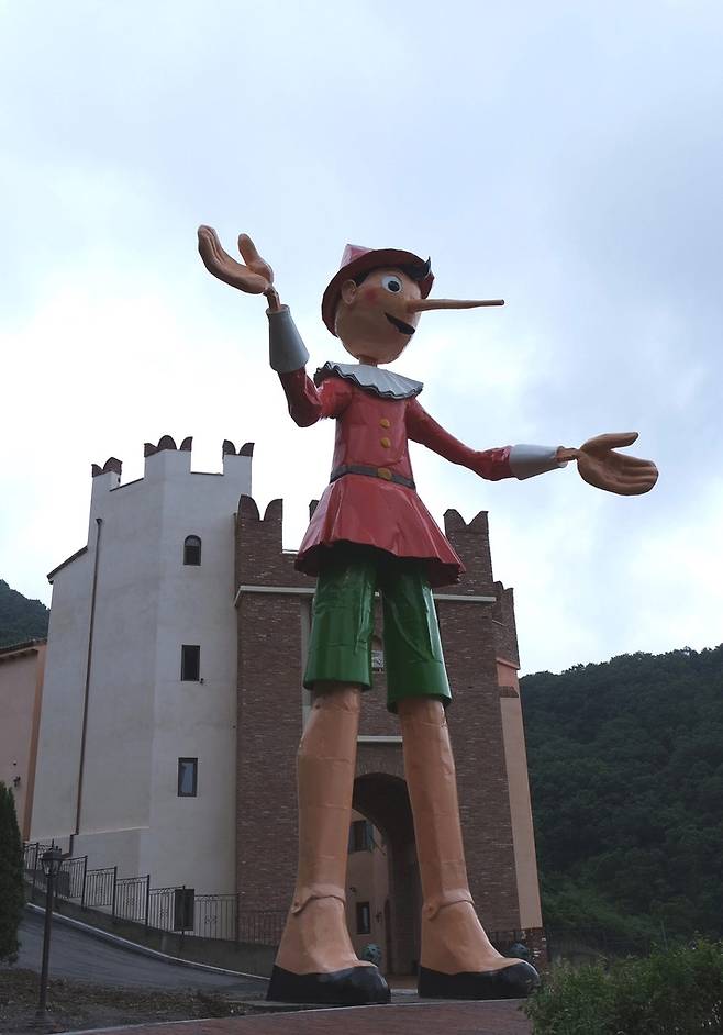 성 입구에 자리한 피노키오 동상 이탈리아 콜로디 재단의 공식 피노키오 마스코트를 변형시켜 만든 동상으로, 크기가 10.8ｍ에 달한다.