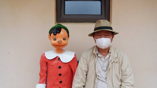 현장 취재 중에 만난 한홍섭 쁘띠프랑스 회장 현장을 방문한 당일에도 한 회장은 새로 문을 연 이탈리아 마을을 직접 둘러보며 전시품의 위치 하나하나까지 챙기고 있었다.