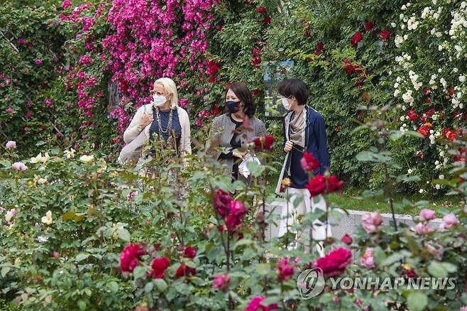 에버랜드 방문한 프랑스 관광청 한국지사장 지난 1일 프랑스 관광청 관계자들이 프랑스 파리 테마로 꾸민 용인 에버랜드를 방문했다. 코린 풀키에(Corinne Foulquier) 한국지사장(왼쪽 첫 번째)이 에버랜드 관계자들과 이야기를 나누는 모습.