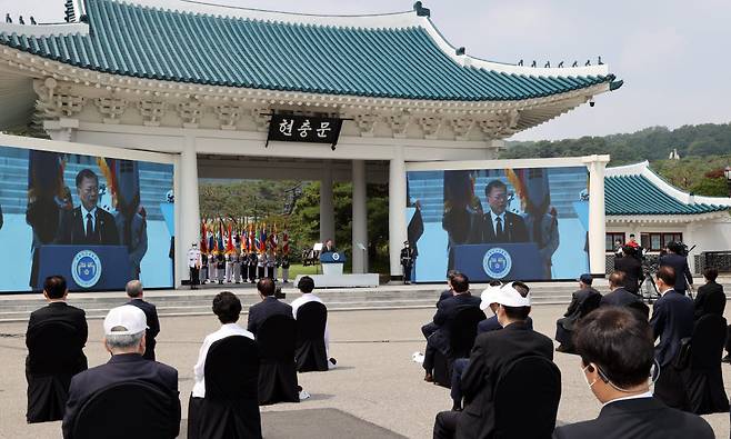 문재인 대통령이 6일 서울시 동작구 국립서울현충원에서 열린 제66회 현충일 추념식에 참석, 추념사를 하고 있다.