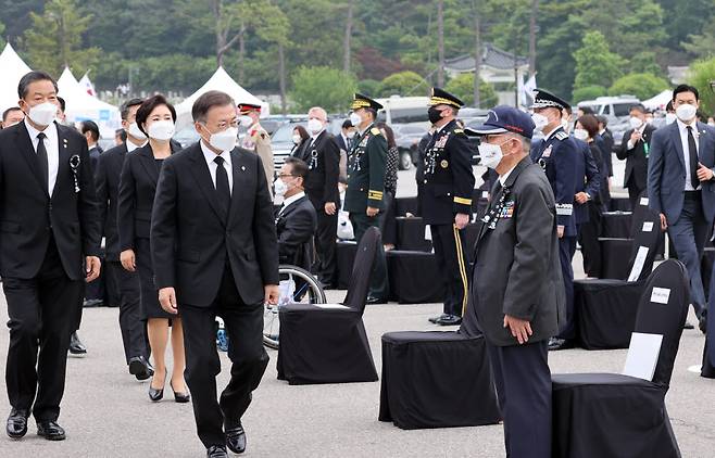 문재인 대통령이 6일 서울시 동작구 국립서울현충원에서 열린 제66회 현충일 추념식에 참석하고 있다.