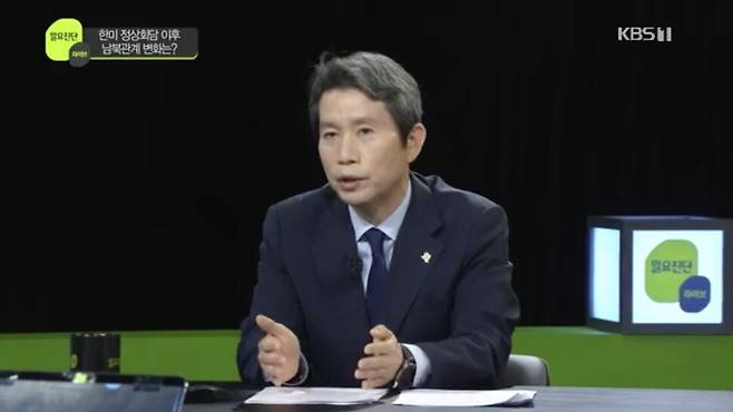 이인영 통일부 장관이 6일 아침 <한국방송> ‘일요진단 라이브’에 출연해 사회자의 질문에 답변하고 있다. <한국방송> 화면 갈무리