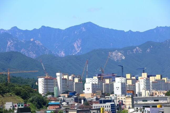 속초에 관광객이 밀려들고 고층건물이 우후죽순 들어서면서 막개발을 걱정하는 목소리가 커지고 있다. 사진은 설악산을 배경으로 29층 아파트가 건설되는 현장의 모습. <한겨레> 자료사진