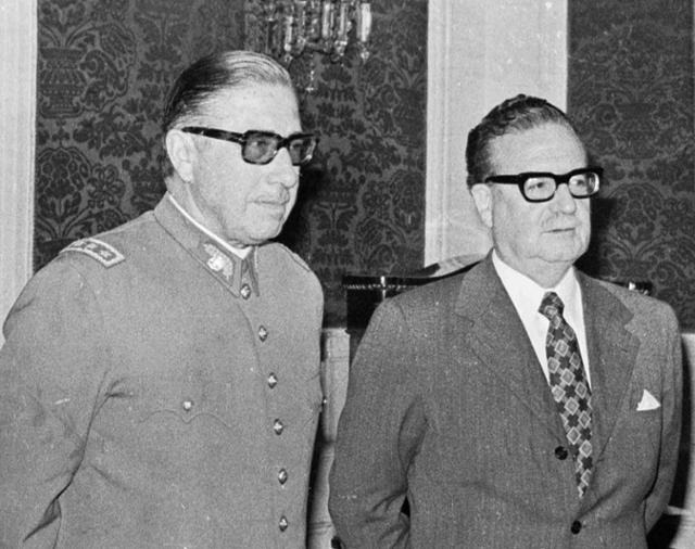 아우구스토 피노체트 장군(좌)과 살바도르 아옌데 대통령이 1973년 8월 23일 피노체트에 대한 군 총사령관 임명식에 나란히 서있다. 그로부터 18일후, 피노체트는 쿠데타를 일으켜 권력을 장악했고 아옌데는 이 쿠데타로 목숨을 잃었다. AP=연합뉴스