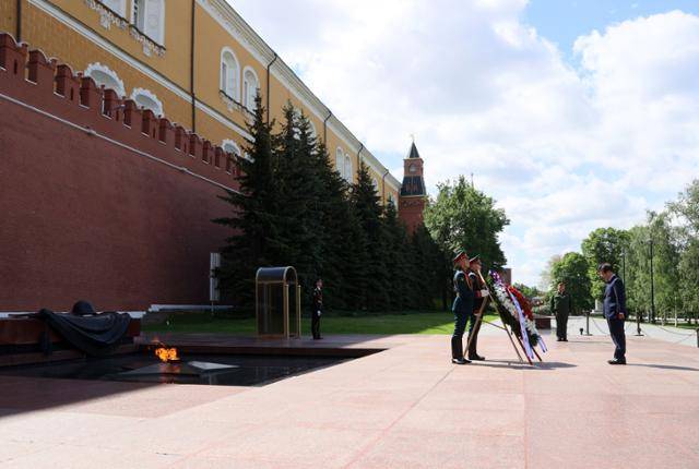 박병석 국회의장이 지난달 24일 모스크바 무명용사의 묘를 참배하고 있다. 국회 제공