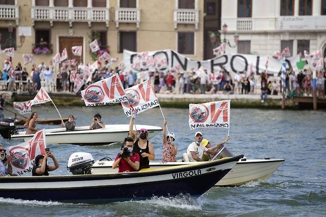 ″No Big Ships(큰 배는 안돼)″ 운동가들이 5일 MSC 오케스트라가 떠나는 베네치아 운하에서 수상 시위를 벌이고 있다. AP=연합뉴스