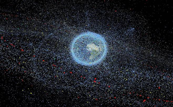 지구궤도에 떠 있는 크기 1㎜ 이상 우주쓰레기의 모식도. 과학계에선 약 1억3000만개로 추정한다. 우주쓰레기의 속도는 총탄보다 약 8배 빠르기 때문에 우주선이나 인공위성과 충돌하면 피해를 일으킨다.  유럽우주국(ESA) 제공