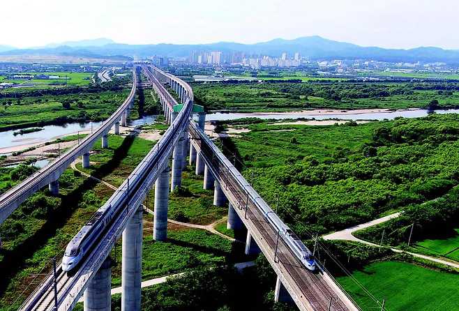 The picture shows the Osong Expressway of the Honam KTX, which used the advanced technique of Building Information Modeling to predict various work conditions and variables. Korea National Railway completed the cross section in April, allowing the advanced technology to be recognized worldwide.