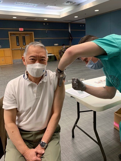 Dr. Jerome H. Kim, the International Vaccine Institute’s director general, receives Johnson & Johnson’s COVID-19 vaccine at Yongsan Garrison in central Seoul on April 7. (courtesy of Dr. Kim)