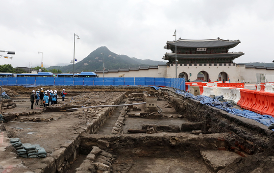 People participating in the public tour look at the traces of Yukjogeori of the Joseon Dynasty (1392-1910) that have been excavated during the Gwanghwamun Square reconstruction project on May 21. [NEWSIS]