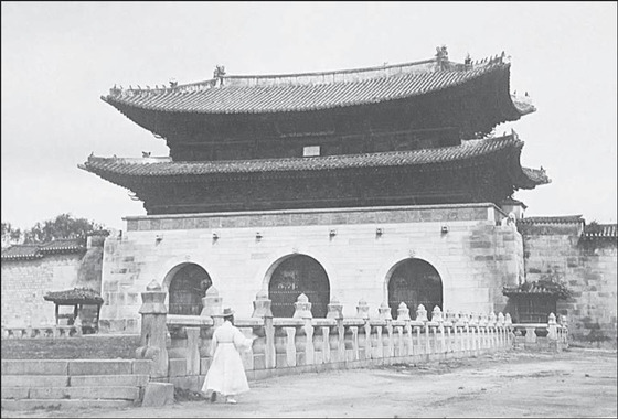 This black-and-white photograph shows a detailed look of the 'woldae,' or elevated platform, in front of Gwanghwamun Gate. It is unknown when the picture was taken. [CULTURAL HERITAGE ADMINISTRATION]