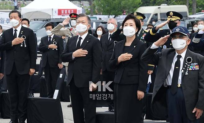 문재인 대통령과 부인 김정숙 여사가 6일 오전 서울시 동작구 국립서울현충원에서 열린 제66회 현충일 추념식에 참석, 국기에 경례하고 있다. 2021.6.6.    이충우기자