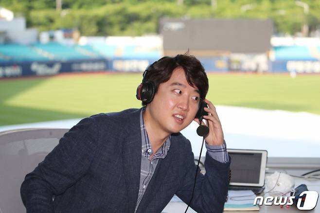 (대구=뉴스1) 공정식 기자 = 국민의힘 당 대표 예비경선을 1위로 통과한 이준석 후보가 28일 오후 프로야구 삼성 라이온즈와 두산 베어스의 경기가 열리는 대구 삼성라이온즈파크를 찾아 방송중계실에서 방송 관계자의 승인을 얻어 헤드셋을 착용해보고 있다. 2021.5.28/뉴스1