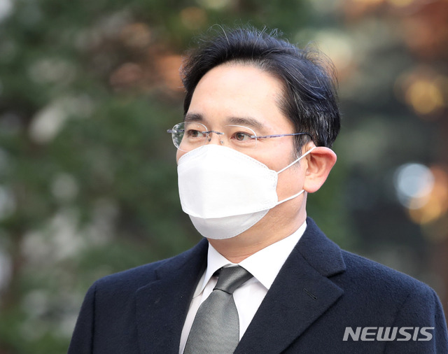 [서울=뉴시스] 조수정 기자 = 이재용 삼성전자 부회장이 지난해 '국정농단' 파기환송심 6차 공판 출석을 위해 서울 서초구 서울고등법원으로 들어서는 모습.  2020.11.23.  chocrystal@newsis.com *재판매 및 DB 금지