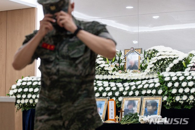 [성남=뉴시스]박주성 기자 = 6일 경기 성남 국군수도병원에 마련된 공군 성추행 피해 부사관 이모 중사의 빈소를 찾은 조문객이 조문을 하고 있다. (공동취재사진). 2021.06.06. photo@newsis.com