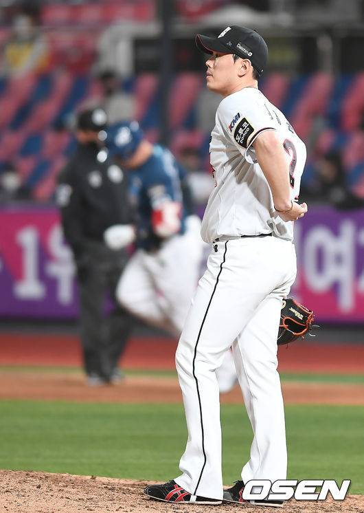 [OSEN=수원, 김성락 기자] 8일 오후 경기도 수원시 수원kt위즈파크에서 ‘2021 신한은행 SOL KBO 리그’ KT 위즈와 NC 다이노스의 경기가 열렸다.9회초 1사 KT 김재윤이 NC 양의지에게 솔로 홈런을 허용한 뒤 아쉬워하고 있다./ksl0919@osen.co.kr