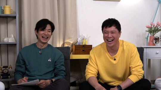 배우 유준상(왼쪽), 정성화. 사진=KBS 2TV ‘옥탑방의 문제아들’