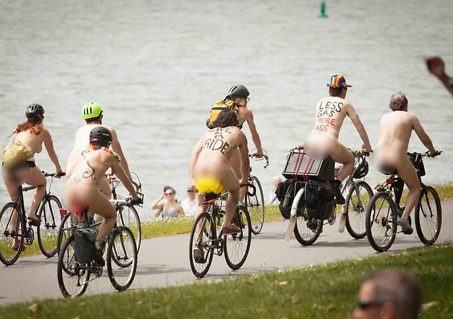 필라 네이키드 바이크 라이드 측이 오는 8월 28일 2년 만에 '누드 자전거 대회'를 개최한다고 밝혔다. 사진은 과거대회 모습. (World Naked Bike Ride 인스타그램 갈무리) © 뉴스1