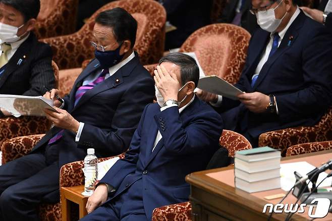스가 요시히데 일본 총리(가운데) © AFP=뉴스1