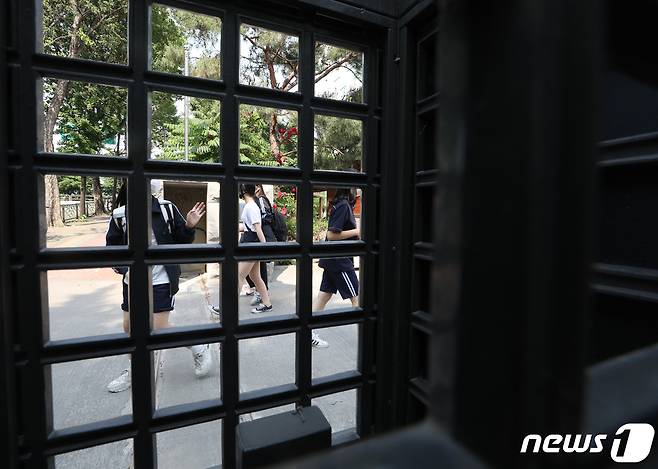 지난 2일 서울의 한 중학교에서 학생들이 하교하고 있다./뉴스1 © News1 신웅수 기자