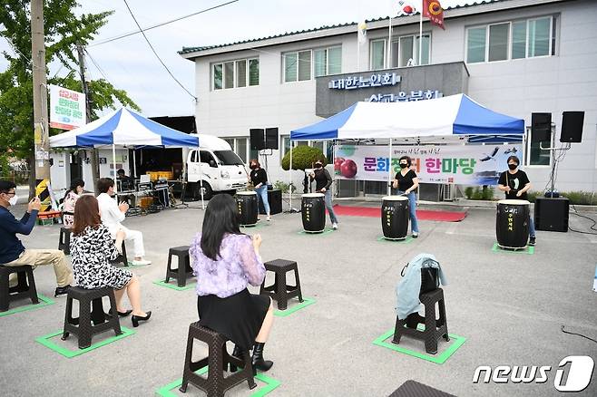 예산군은 이달부터 오는 11월까지 관내 전통시장에서 지역예술인의 문화예술 공연을 통해 방문객에게 즐길 거리를 제공하는 ‘예산문화장터 공연’을 개최한다.(예산군 제공).© 뉴스1