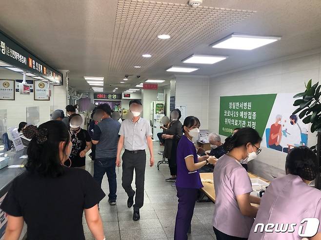 7일 부산 사하구 장림한서병원에서 대기 중인 접종 대상자들.(장림한서병원 제공) © 뉴스1