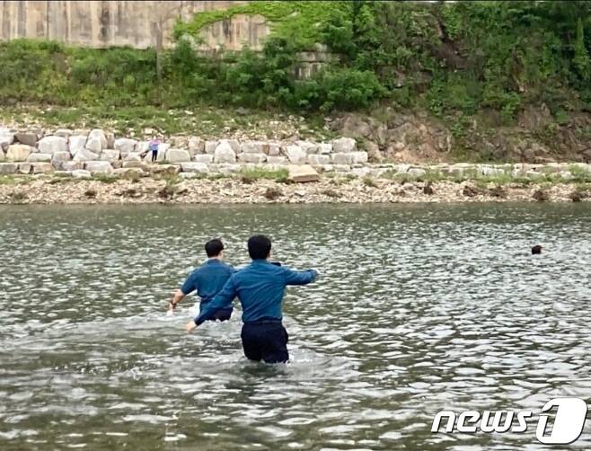 강물에 빠진 여성을 구조하고 있는 홍천경찰서 경찰관.(강원경찰청 제공) 2021.6.7./뉴스1