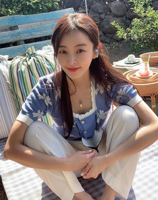 Jung Yu-mi posted several photos on his instagram on the 7th with an article entitled The day was good.In the photo, Jung Yu-mi sits on a chair with her legs up and stares at the camera, his beauty shining brighter in the warm sunshine admiring.Meanwhile, Jung Yu-mi has been openly devoted to singer Kangta since 2020.