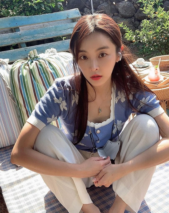 Jung Yu-mi posted several photos on his instagram on the 7th with an article entitled The day was good.In the photo, Jung Yu-mi sits on a chair with her legs up and stares at the camera, his beauty shining brighter in the warm sunshine admiring.Meanwhile, Jung Yu-mi has been openly devoted to singer Kangta since 2020.