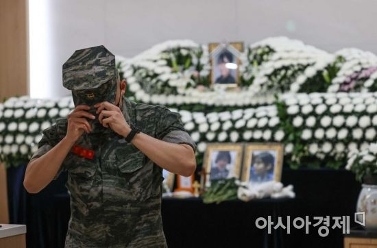 지난 6일 시민들이 선임의 성폭력과 공군 내부의 회유 시도를 견디다 스스로 목숨을 끊은 故 이 중사의 경기도 성남 국군수도병원 분향소를 찾아 조문하고 있다. /성남=강진형 기자aymsdream@