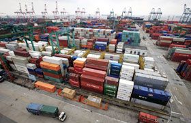 중국 상하이(上海) 와이가오차오(外高橋) 항구에 수출을 위해 쌓여 있는 컨테이너 박스들.