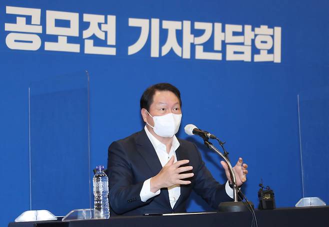 최태원 대한상공회의소 회장이 7일 '국가발전 프로젝트 공모전' 관련 기자간담회에 참석해 설명하고 있다. /대한상공회의소