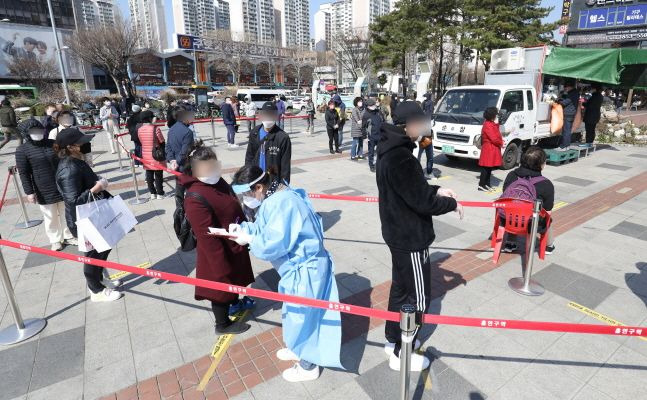 서울 구로역광장에 마련된 임시선별진료소에 시민들이 검사를 받기 위해 줄을 서고 있다. ⓒ데일리안 류영주 기자