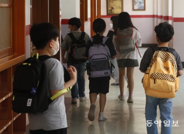 전남지역 초등학교의 전면 등교수업이 시작된 7일 전남 나주시 한 초등학교에서 수업을 마친 학생들이 교실을 나서고 있다. 나주=박영철 기자 skyblue@donga.com