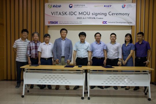 VITASK센터는 자동차와 전기·전자분야에서 한국과 베트남 기업간 기술교류를 위해 베트남 산업무역부 (MOIT)산하 산업개발센터(IDC)와 업무협약을 체결했다. 사진 왼쪽부터 VITASK센터 고병근 수석, 한철구 박사, 끄엉부센터장, 안경진 박사, IDC 도남빈 센터장, 레쑤안토 비서실장, 응웬아잉투-데이터베이스 부서장, 응웬프엉찌 기업 컨설팅 및 연결 부서장, 짠투안링 기술 담당 <VITASK 제공>