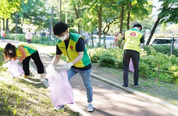 롯데건설 샤롯데봉사단이 서울 잠원동 본사 인근에서 임직원 ‘걸음 기부 캠페인’의 일환인 줍깅 챌린지에 참여하고 있다.