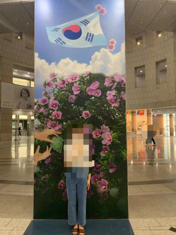 전쟁기념관에 설치된 포토월. 온라인 커뮤니티 캡처