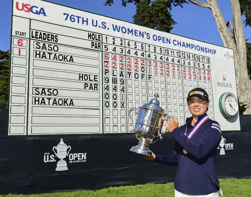 유카 사소가 2021년 미국여자프로골프(LPGA) 투어 메이저 골프대회인 제76회 US여자오픈 우승을 차지했다. 사진은 우승 트로피를 들고 있는 모습이다. 사진제공=USGA/Robert Beck
