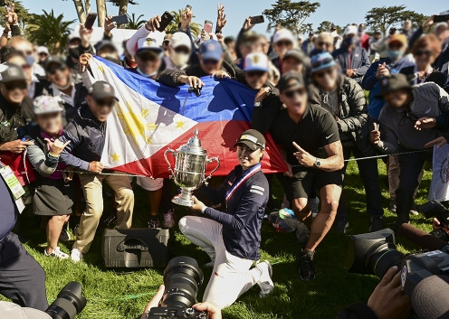 유카 사소가 2021년 미국여자프로골프(LPGA) 투어 메이저 골프대회인 제76회 US여자오픈 우승을 차지했다. 사진은 우승 트로피를 들고 필리핀 팬들과 기념 촬영하는 모습이다. 사진제공=USGA/Robert Beck