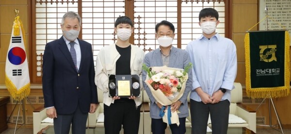 왼쪽부터 정성택 총장과 박상욱 대표 가족. 전남대 제공