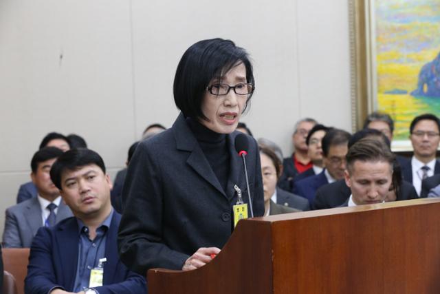 2019년 10월 국회 정무위 국정감사에서 '손혜원 의원 부친 유공자 선정 의혹'과 관련해 증인으로 출석한 피우진 전 국가보훈처장이 증인선서를 거부하고 있다. 오대근 기자