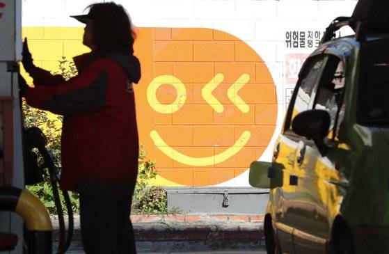 서울 강서구의 한 알뜰주유소 모습. 올해로 열 살은 맞은 알뜰주유소는 지난해 연말기준으로 1200곳을 넘어섰다. 반면 시중 주유소는 매년 감소하고 있다. [뉴스1]